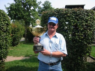 Jürgen Kraft mit Pokal