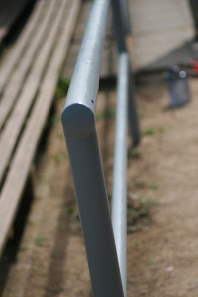 Werner und G&uuml;nter beim Streichen des Gel&auml;nders (31. 07. 2009)