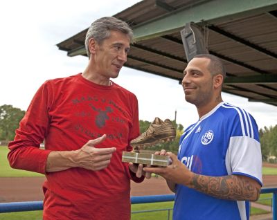 Volkan Zer erh&auml;lt die Torj&auml;gerkanone des Wiesbadener Kuriers (27. 07. 2011)