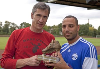 Volkan Zer erh&auml;lt die Torj&auml;gerkanone des Wiesbadener Kuriers (27. 07. 2011)