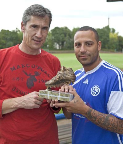 Volkan Zer erh&auml;lt die Torj&auml;gerkanone des Wiesbadener Kuriers (27. 07. 2011)