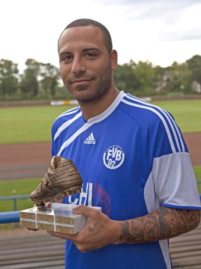 Volkan Zer erh&auml;lt die Torj&auml;gerkanone des Wiesbadener Kuriers (27. 07. 2011)
