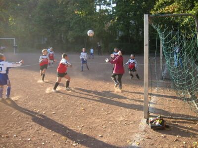 F1-Jugend kicking TuS Nordenstadt 1883