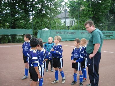 F1-Jugend kicking SV Wiesbaden