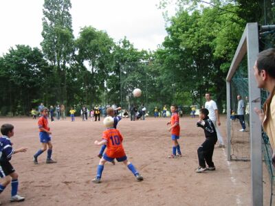 F1-Jugend kicking SV Wiesbaden