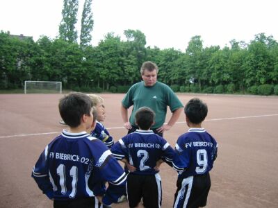 F1-Jugend kicking SV Wiesbaden
