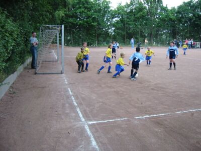 F2-Jugend kicking SV Blau-Gelb