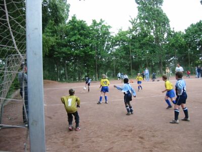 F2-Jugend kicking SV Blau-Gelb