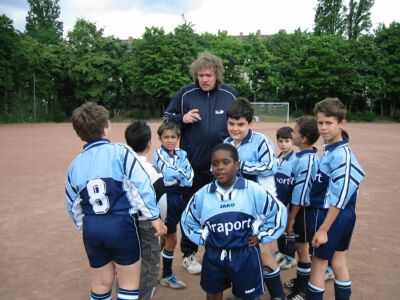F2-Jugend kicking SV Blau-Gelb