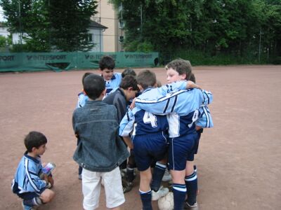 F2-Jugend kicking SV Blau-Gelb