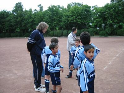 F2-Jugend kicking SV Blau-Gelb