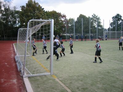 F1-Jugend kicking DJK Schwarz-Wei&szlig;